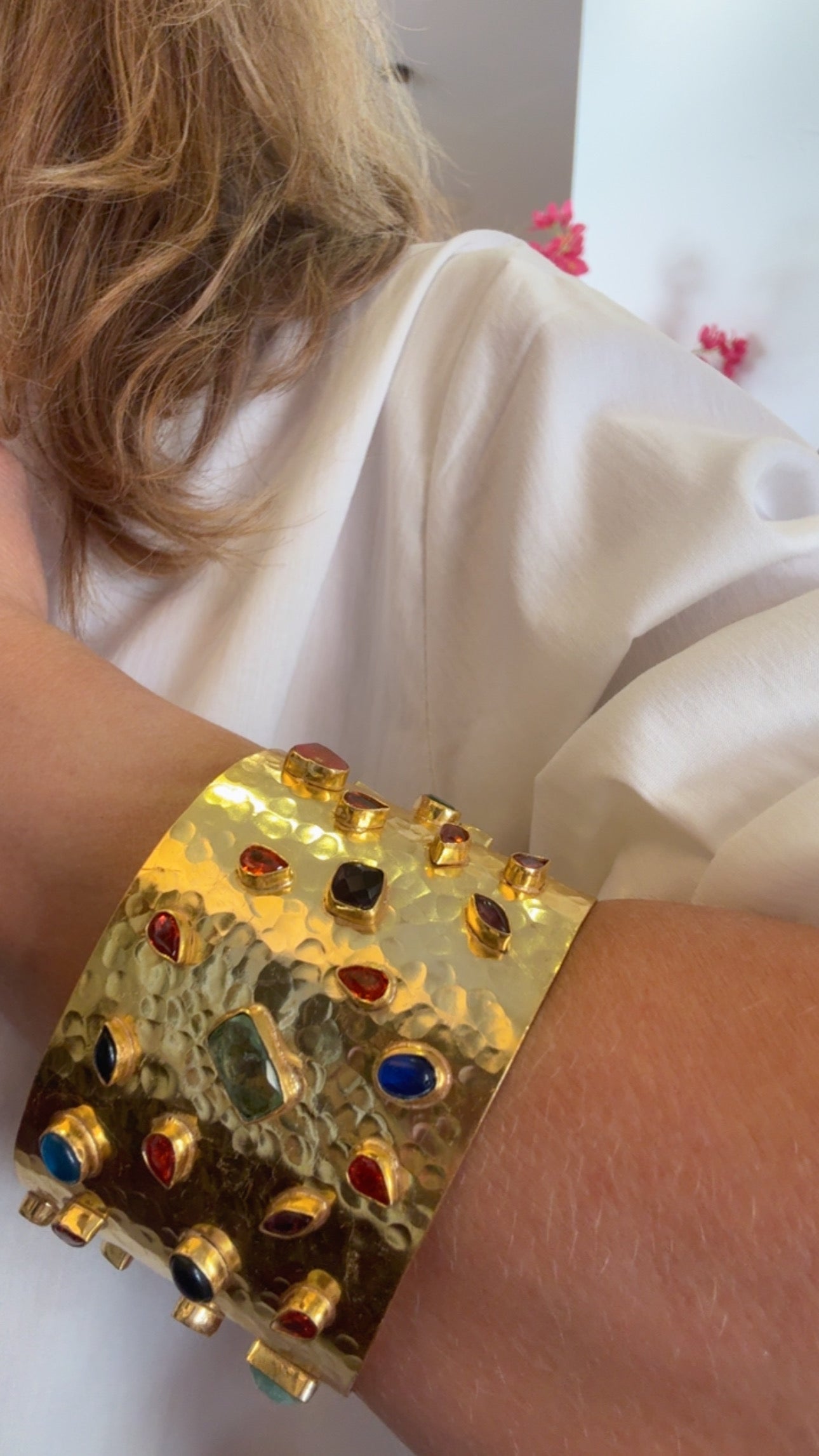 Brazalete ancho con multipiedras naturales.