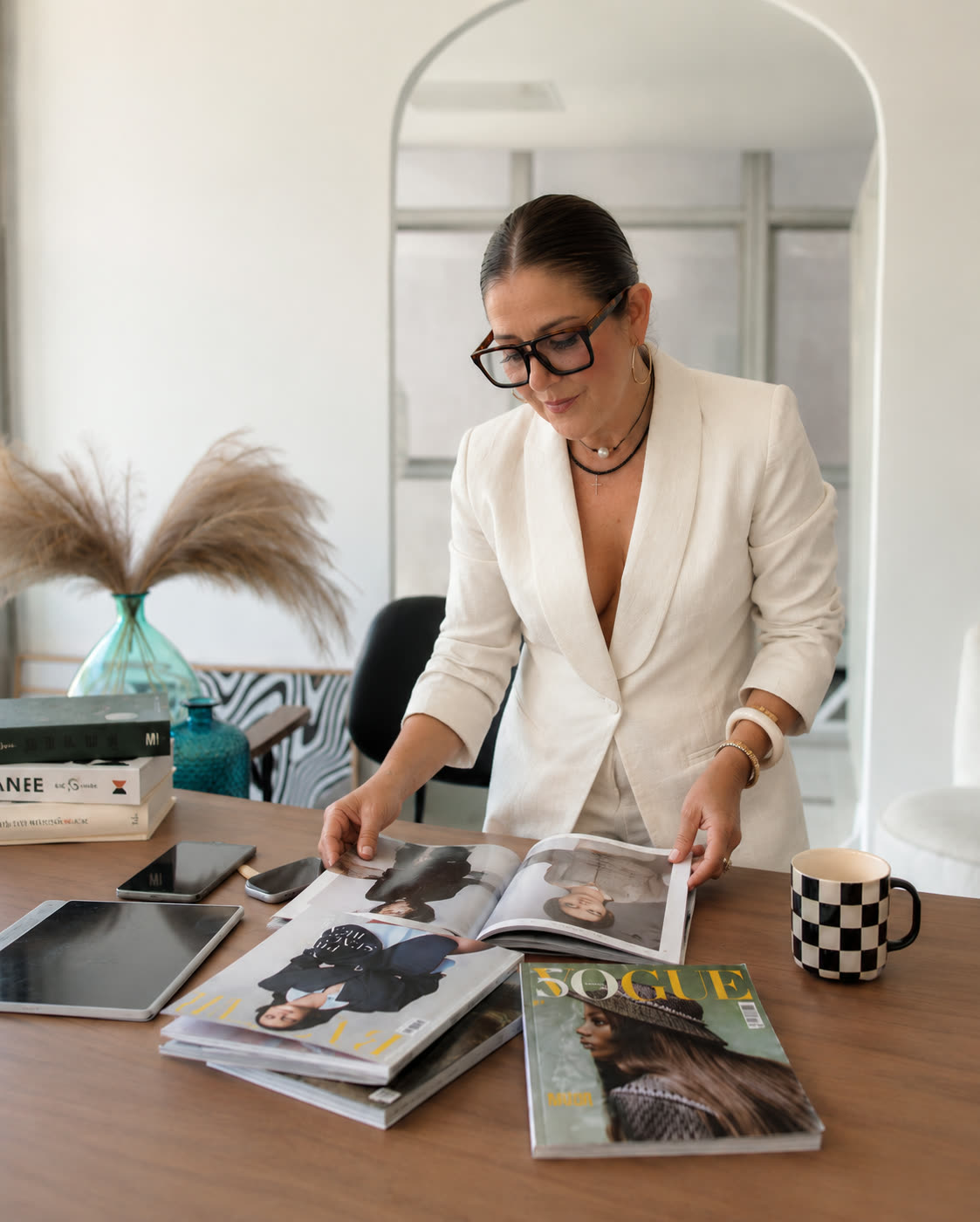Rosario García en su estudio con revistas de moda