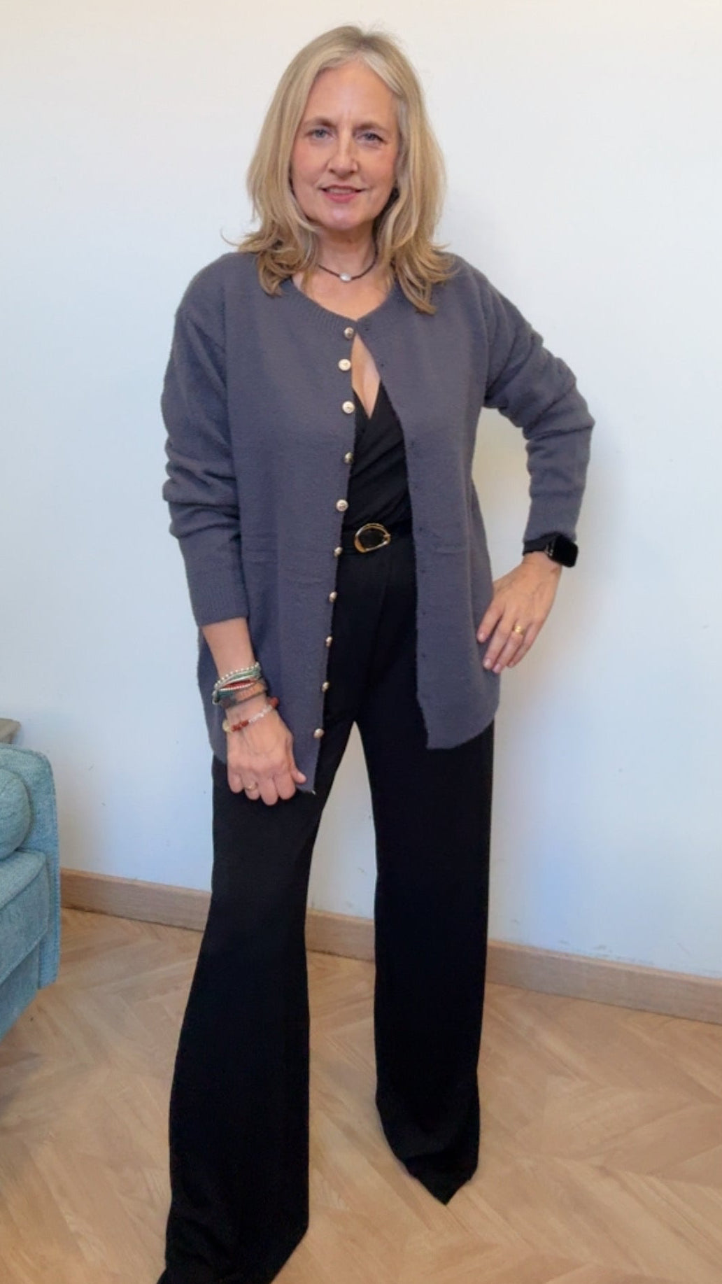 Chaqueta de punto gris con botones joya